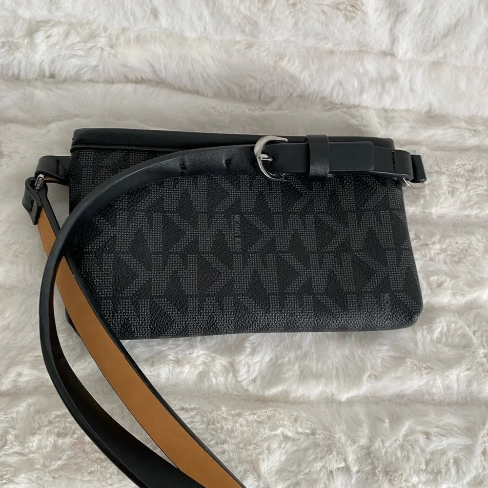 ‼️Flash SALE‼️✨🆕✨Michael Kors Fanny Pack